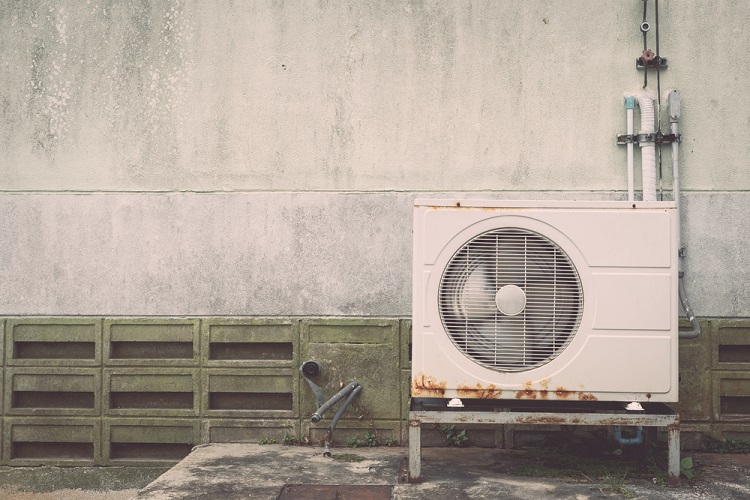 How Do I Know My Air Conditioner is too old: 5 Common Signs