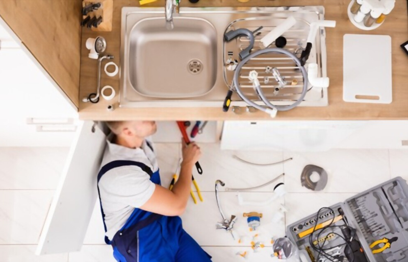 What are the Benefits of Hiring a Trained Plumber?