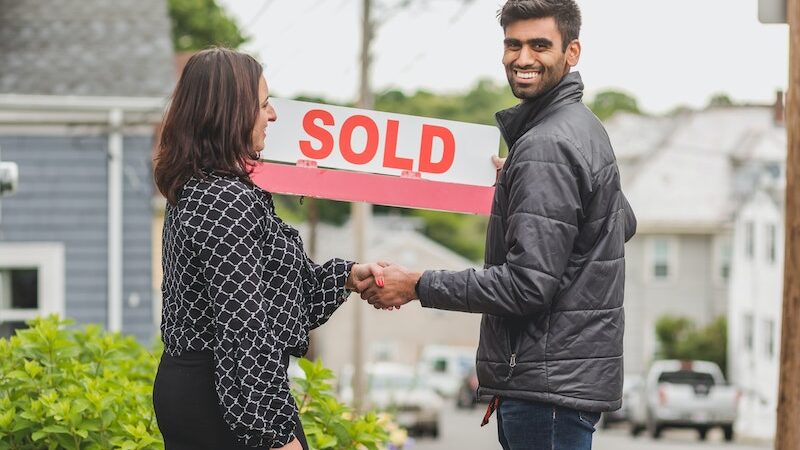Navigating the Dual Journey: Can You Sell & Buy a Home Simultaneously?
