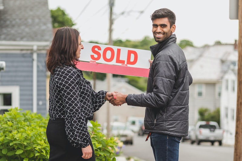Navigating the Dual Journey: Can You Sell & Buy a Home Simultaneously?